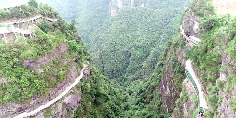 东海县城市管理局：“环卫橙”成为寒冬中美丽风景线
